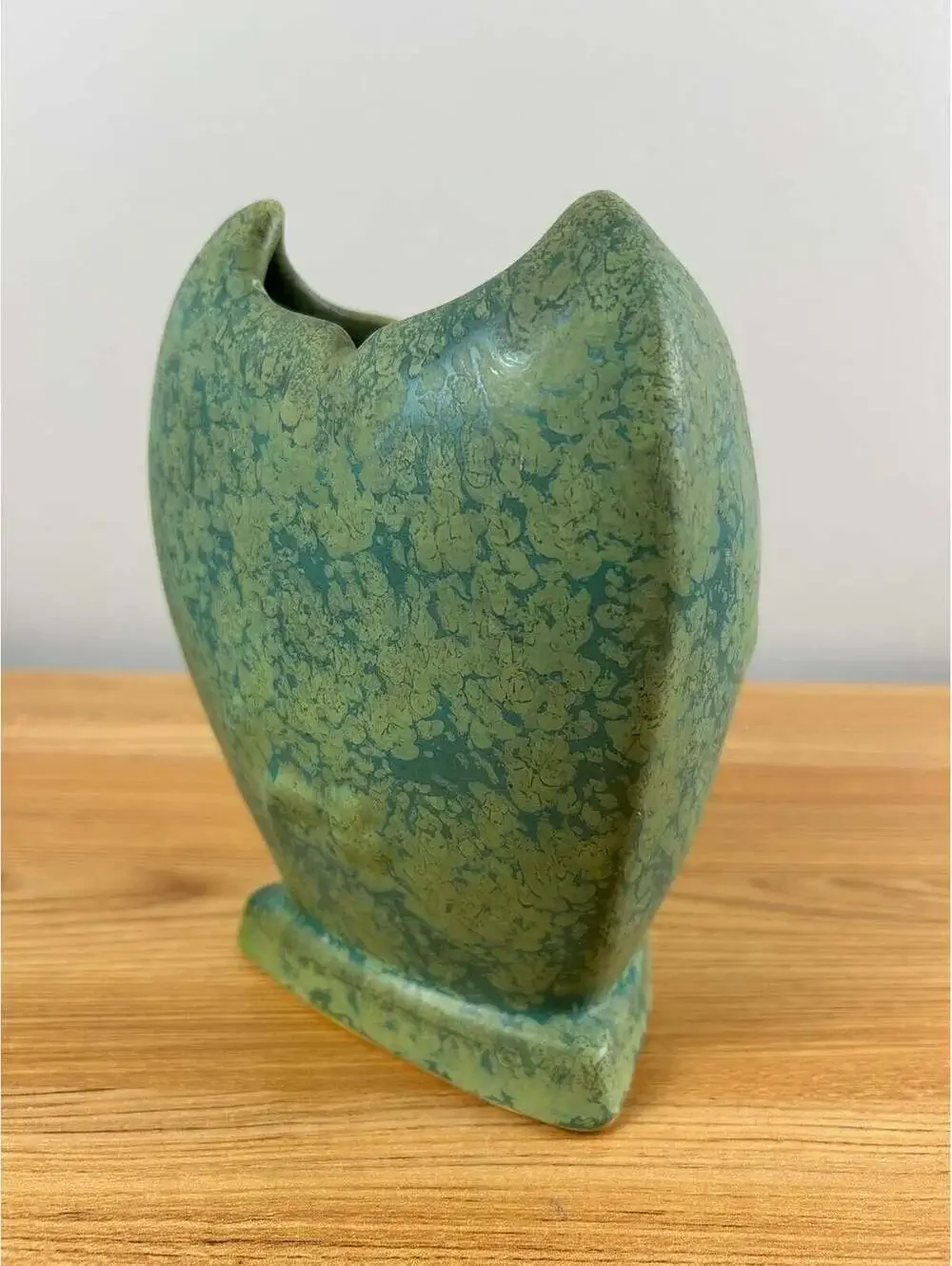 WELLER ART POTTERY FROSTED GREEN GLAZE ON ART DECO THREE SIDED TUTONE VASE